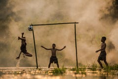 Gracze futbolu trzy dziecka bawić się futbol na zdjęcia royalty free Gracze futbolu trzy dziecka bawić się futbol na zdjęcia royalty free