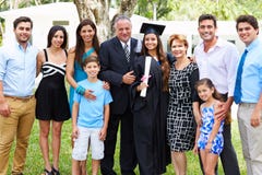 Graduación hispánica de And Family Celebrating del estudiante imagen de archivo libre de regalías Graduación hispánica de And Family Celebrating del estudiante imagen de archivo libre de regalías