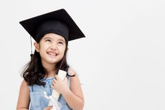 Graduado asiático feliz da criança da escola no tampão da graduação Imagem de Stock Graduado asiático feliz da criança da escola no tampão da graduação Imagem de Stock