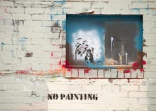 Graffiti behandelde muur en venster taunting zaken stock foto Graffiti behandelde muur en venster taunting zaken stock foto