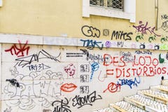 Graffiti op een voorgevel in de oude stad van Lissabon stock afbeelding Graffiti op een voorgevel in de oude stad van Lissabon stock afbeelding