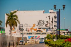 Graffiti sulla parete di una costruzione nella città Campeche, ritratti del disegno della gente San Francisco de Campeche, Messic immagini stock Graffiti sulla parete di una costruzione nella città Campeche, ritratti del disegno della gente San Francisco de Campeche, Messic immagini stock