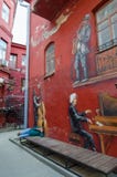Graffiti sur le mur du pianiste de maison, saxophoniste, violoncelliste, yard rouge, Minsk, Belarus images stock Graffiti sur le mur du pianiste de maison, saxophoniste, violoncelliste, yard rouge, Minsk, Belarus images stock