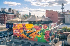 Graffiti in zentralem Moskau, das den nationalen russischen Fußballteamtorhüter darstellt, traten den spanischen Ball und machen lizenzfreies stockfoto Graffiti in zentralem Moskau, das den nationalen russischen Fußballteamtorhüter darstellt, traten den spanischen Ball und machen lizenzfreies stockfoto