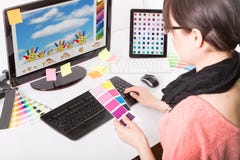 Grafisk formgivare på arbete egenskapa prövkopior för printing för press för färgbildindustri pre fotografering för bildbyråer Grafisk formgivare på arbete egenskapa prövkopior för printing för press för färgbildindustri pre fotografering för bildbyråer