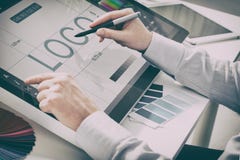 Grafisk formgivare på arbete egenskapa prövkopior för printing för press för färgbildindustri pre royaltyfri bild Grafisk formgivare på arbete egenskapa prövkopior för printing för press för färgbildindustri pre royaltyfri bild