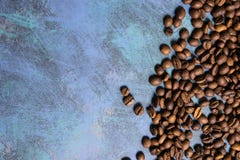 Grains de caf? r?tis en vrac sur un fond bleu le cofee fonc? a r?ti le caf? d'arome de saveur de grain, fond naturel de magasin d images stock Grains de caf? r?tis en vrac sur un fond bleu le cofee fonc? a r?ti le caf? d'arome de saveur de grain, fond naturel de magasin d images stock