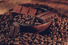 Grains de café dans un bol de barres de chocolat Image libre de droits Grains de café dans un bol de barres de chocolat Image libre de droits