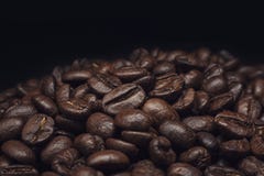 Grains de café et grains de café et mur brun image libre de droits Grains de café et grains de café et mur brun image libre de droits