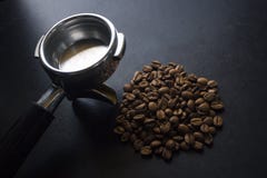 Grains de café et Portafilter images stock Grains de café et Portafilter images stock