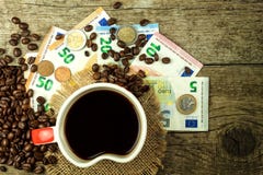 Grains de café rôtis et euro billets de banque valides Commerce de café Vente des marchandises photographie stock Grains de café rôtis et euro billets de banque valides Commerce de café Vente des marchandises photographie stock