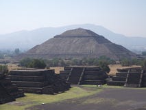 Gran pir?mide del Sun en la avenida de los muertos en las ruinas de Teotihuacan cerca del paisaje de Ciudad de M?xico imagen de archivo Gran pir?mide del Sun en la avenida de los muertos en las ruinas de Teotihuacan cerca del paisaje de Ciudad de M?xico imagen de archivo