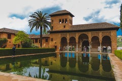 Granada, Espanha - 5/6/18: Torre de las Damas EL Partal fotos de stock Granada, Espanha - 5/6/18: Torre de las Damas EL Partal fotos de stock