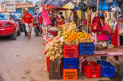 GRANADA, NICARAGUA, MAYO, 14, 2018: Gente no identificada i que camina que la calle del mercado atasca en una calle colorida aden imágenes de archivo libres de regalías GRANADA, NICARAGUA, MAYO, 14, 2018: Gente no identificada i que camina que la calle del mercado atasca en una calle colorida aden imágenes de archivo libres de regalías