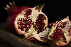 Granada y granos enteros de la fruta imagenes de archivo Granada y granos enteros de la fruta imagenes de archivo
