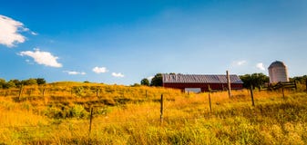 Granaio e recinti su un campo dell'azienda agricola nello Shenandoah Valley, vergine Fotografie Stock Libere da Diritti Granaio e recinti su un campo dell'azienda agricola nello Shenandoah Valley, vergine Fotografie Stock Libere da Diritti