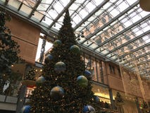 Grand arbre de Noël au centre commercial de Potsdamer Platz Arkaden images stock Grand arbre de Noël au centre commercial de Potsdamer Platz Arkaden images stock