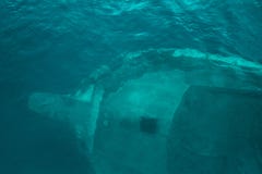 Grand bateau submergé, qui est évident par l'espace libre, l'eau bleue, vue à partir du dessus image libre de droits Grand bateau submergé, qui est évident par l'espace libre, l'eau bleue, vue à partir du dessus image libre de droits