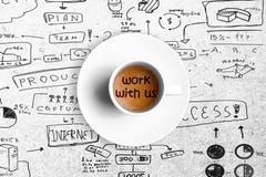 Grand café italien d'expresso dans une tasse blanche avec le travail de mot avec nous, concept de travail d'équipe Images stock Grand café italien d'expresso dans une tasse blanche avec le travail de mot avec nous, concept de travail d'équipe Images stock