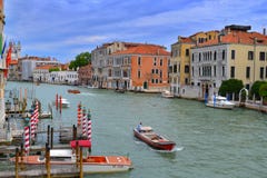 Grand Canal en Venecia, casas coloreadas, muelles, naves, góndolas y banderas foto de archivo libre de regalías Grand Canal en Venecia, casas coloreadas, muelles, naves, góndolas y banderas foto de archivo libre de regalías