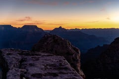Grand Canyon, HDR fotografia, Południowy obręcz Arizona Słońce wzrasta nad jarem, tworzący zadziwiać barwi i zaświeca obraz stock Grand Canyon, HDR fotografia, Południowy obręcz Arizona Słońce wzrasta nad jarem, tworzący zadziwiać barwi i zaświeca obraz stock