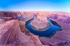 Grand Canyon med Coloradofloden som lokaliseras i sida, Arizona, USA arkivbilder Grand Canyon med Coloradofloden som lokaliseras i sida, Arizona, USA arkivbilder