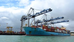 Grand cargo déchargeant des récipients dans les ports d'Auckland Nouvelle-Zélande Grand cargo déchargeant des récipients dans les ports d'Auckland Nouvelle-Zélande