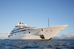 Grand et grand méga de luxe gigantesque ou yacht superbe de moteur sur l'o Grand et grand méga de luxe gigantesque ou yacht superbe de moteur sur l'o