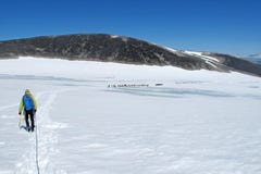 Grand groupe de personnes trekking sur le glacier pour monter Galdhoppigen, tourisme de masse dangereux en Norvège Photo stock Grand groupe de personnes trekking sur le glacier pour monter Galdhoppigen, tourisme de masse dangereux en Norvège Photo stock
