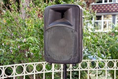 Grand haut-parleur noir sur le support extérieur/A grand p a haut-parleur sur une étape à un festival de musique extérieur/à gran Image stock Grand haut-parleur noir sur le support extérieur/A grand p a haut-parleur sur une étape à un festival de musique extérieur/à gran Image stock