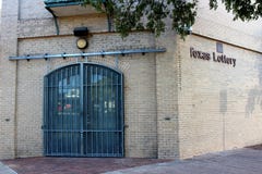 Grand immeuble de brique avec les portes de métaux lourds devant l'entrée, Texas Lottery Building, Austin, 2018 image stock Grand immeuble de brique avec les portes de métaux lourds devant l'entrée, Texas Lottery Building, Austin, 2018 image stock