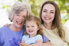 Grand-mère avec le descendant et l'enfant adultes photos stock Grand-mère avec le descendant et l'enfant adultes photos stock