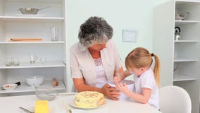 Grand-mère avec sa cuisson de petite-fille banque de vidéos Grand-mère avec sa cuisson de petite-fille banque de vidéos