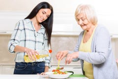 Grand-mère et petite-fille faisant la salade photo stock Grand-mère et petite-fille faisant la salade photo stock