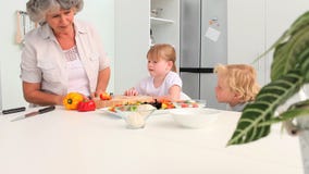 Grand-mère faisant cuire avec ses petits-enfants clips vidéos Grand-mère faisant cuire avec ses petits-enfants clips vidéos