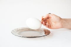 Grand oeuf d'oie sur une fourchette au-dessus d'un plat photographie stock libre de droits Grand oeuf d'oie sur une fourchette au-dessus d'un plat photographie stock libre de droits