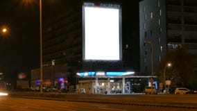 Grand panneau d'affichage sur la route par nuit Grand panneau d'affichage sur la route par nuit