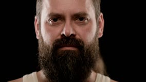 Grand plan rapproch? du visage dur d'un homme adulte barbu avec les yeux bruns clips vidéos Grand plan rapproch? du visage dur d'un homme adulte barbu avec les yeux bruns clips vidéos