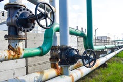Grand robinet de tuyau sur le r?seau de tuyaux de gaz photographie stock Grand robinet de tuyau sur le r?seau de tuyaux de gaz photographie stock