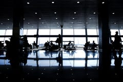 Grand siège fenêtre reposant les passagers blancs noirs du soleil de silhouette attendant l'aéroport de terminal de porte images libres de droits Grand siège fenêtre reposant les passagers blancs noirs du soleil de silhouette attendant l'aéroport de terminal de porte images libres de droits
