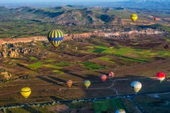 A grande atração turística de Cappadocia - balloon o voo tampão fotos de stock A grande atração turística de Cappadocia - balloon o voo tampão fotos de stock