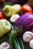 Grande belle aubergine et d'autres légumes en plan rapproché extrême couvert par des baisses de l'eau images stock Grande belle aubergine et d'autres légumes en plan rapproché extrême couvert par des baisses de l'eau images stock