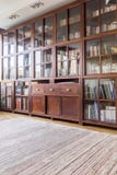 Grande bibliothèque en bois photo stock Grande bibliothèque en bois photo stock