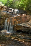 Grande cascade à écriture ligne par ligne de forêt photographie stock Grande cascade à écriture ligne par ligne de forêt photographie stock