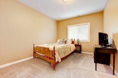 Grande chambre à coucher avec les murs jaunes et le tapis beige. Images libres de droits Grande chambre à coucher avec les murs jaunes et le tapis beige. Images libres de droits