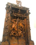 Grande, découpée porte avec du bois et statues en métal photographie stock libre de droits Grande, découpée porte avec du bois et statues en métal photographie stock libre de droits