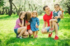 Grande famiglia con tre piccole figlie che spendono insieme tempo nel divertiresi del parco, della madre, del padre e delle sorel Fotografia Stock Libera da Diritti Grande famiglia con tre piccole figlie che spendono insieme tempo nel divertiresi del parco, della madre, del padre e delle sorel Fotografia Stock Libera da Diritti