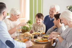 Grande famiglia felice che mangia cena immagini stock Grande famiglia felice che mangia cena immagini stock
