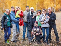 Grande famille à l'automne photo stock Grande famille à l'automne photo stock