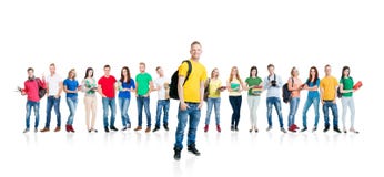 Grande grupo de amigos de sorriso que ficam junto e que olham a câmera isolada no fundo branco imagem de stock royalty free Grande grupo de amigos de sorriso que ficam junto e que olham a câmera isolada no fundo branco imagem de stock royalty free